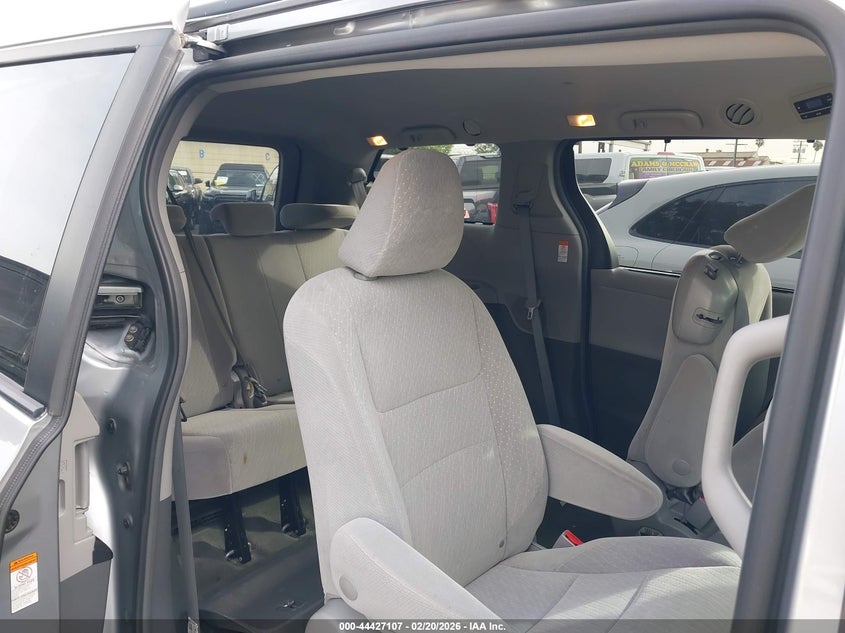 VIN 5TDKZ3DC9JS904335 2018 TOYOTA SIENNA LE 8 PASSENGER