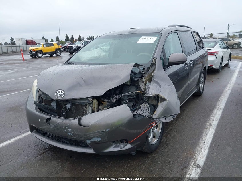 2014 Toyota Sienna Le V6 8 Passenger