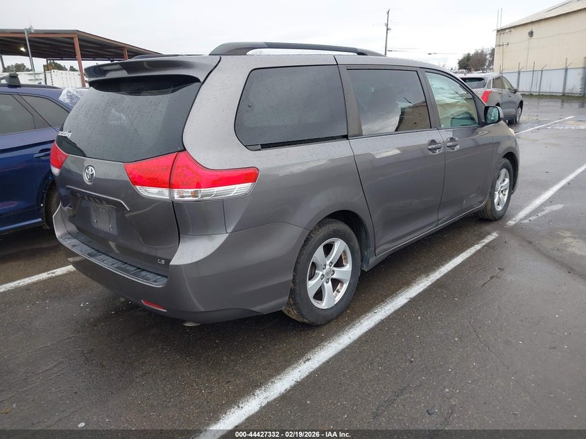 2014 Toyota Sienna Le V6 8 Passenger
