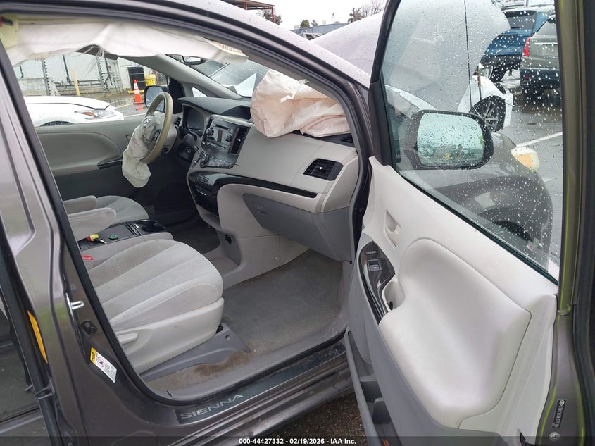 2014 Toyota Sienna Le V6 8 Passenger