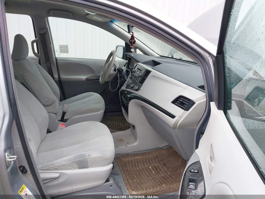 2014 Toyota Sienna L V6 7 Passenger