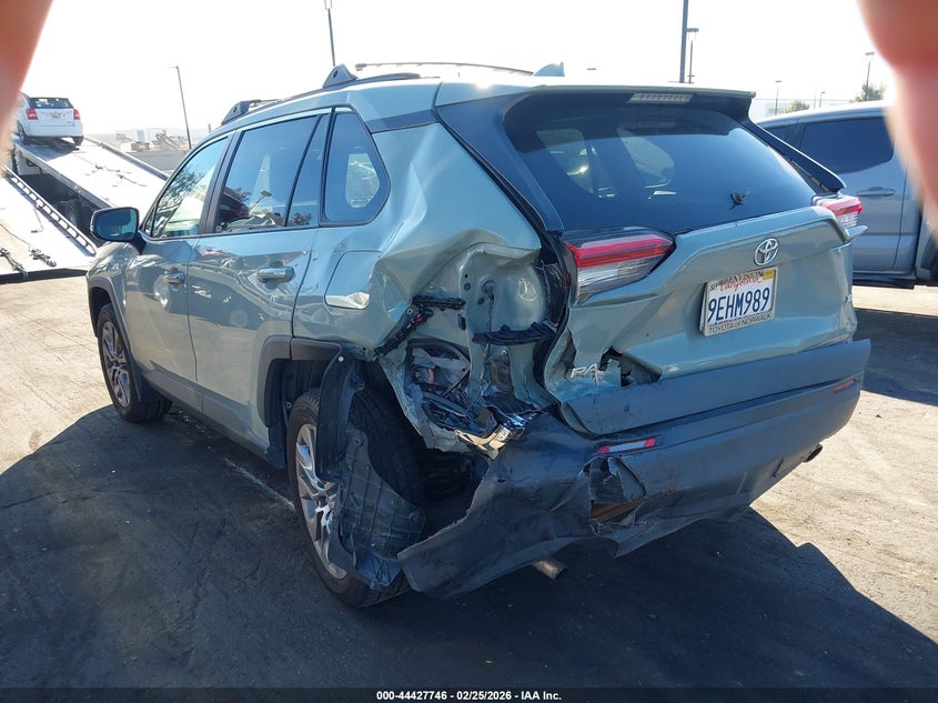 VIN 2T3C1RFV8NW219230 2022 TOYOTA RAV4 XLE PREMIUM