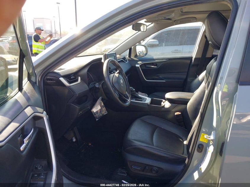 VIN 2T3C1RFV8NW219230 2022 TOYOTA RAV4 XLE PREMIUM