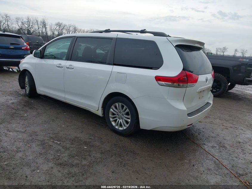 2013 Toyota Sienna Xle V6 8 Passenger