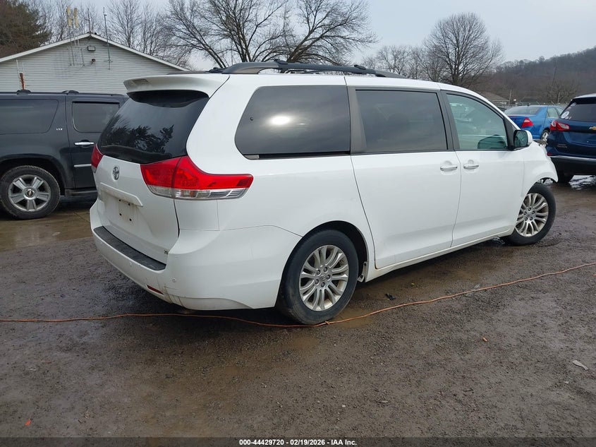 2013 Toyota Sienna Xle V6 8 Passenger