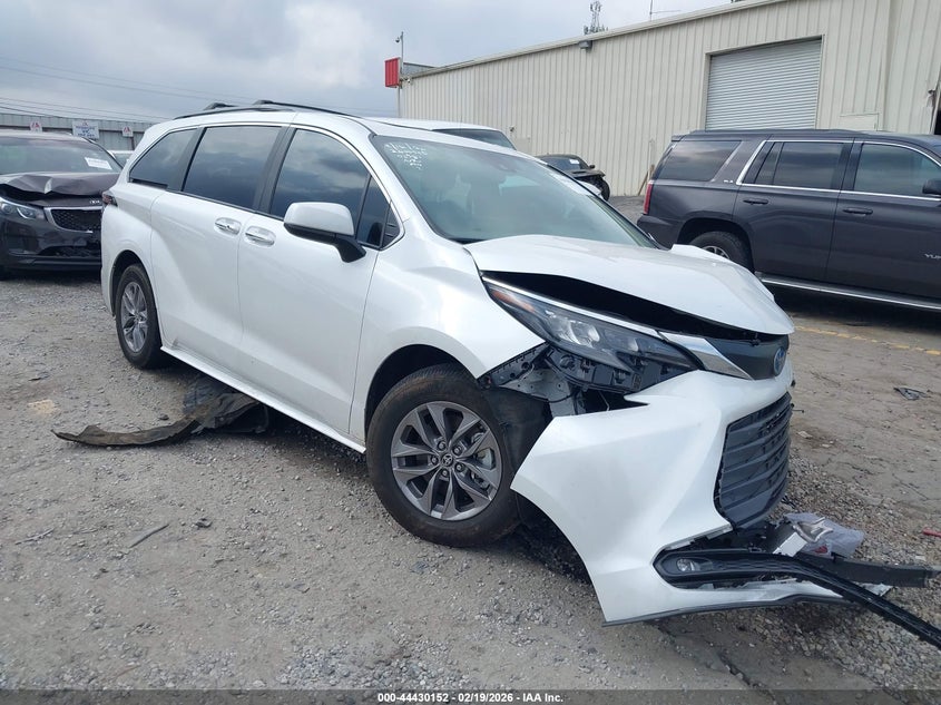 2025 Toyota Sienna Xle