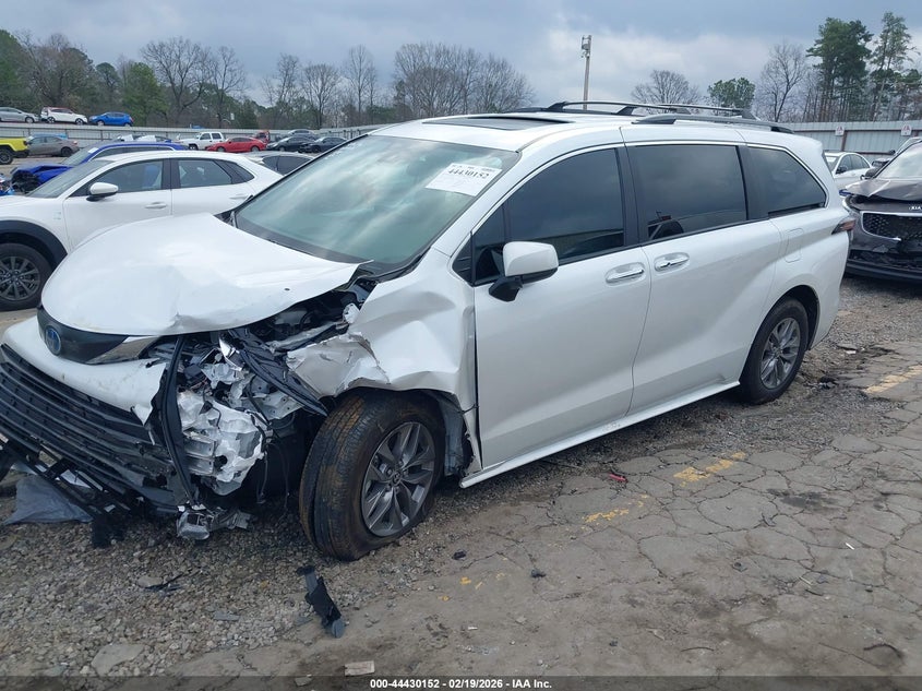 2025 Toyota Sienna Xle
