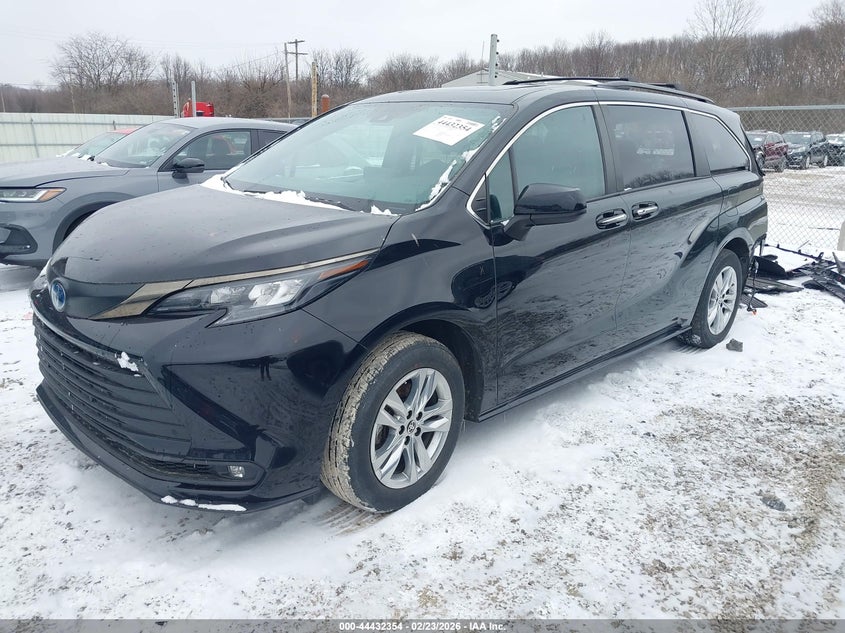 2022 Toyota Sienna Xle Woodland Edition