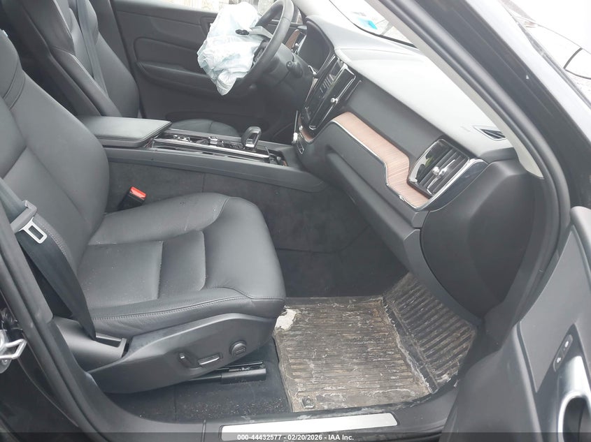 2024 Volvo Xc60 B5 Plus Dark Theme