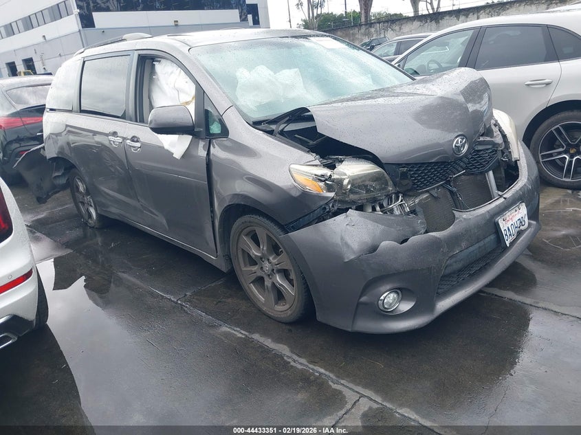 2017 Toyota Sienna Se 8 Passenger