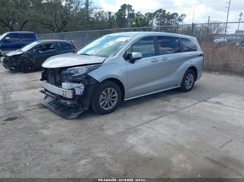 2025 Toyota Sienna Le