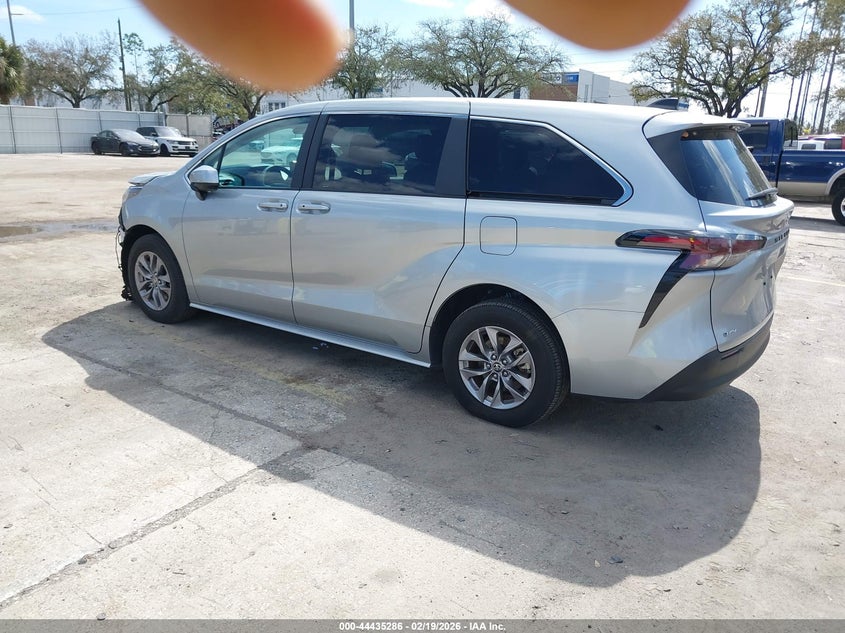 2025 Toyota Sienna Le