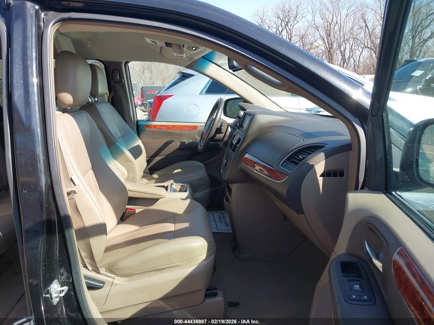 2016 Chrysler Town & Country Touring