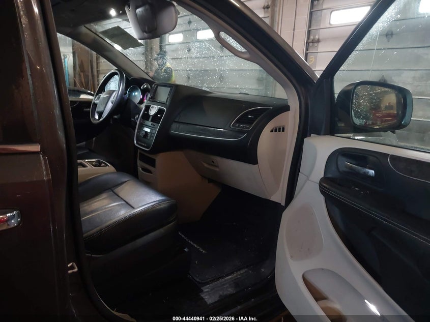 2016 Chrysler Town & Country Touring