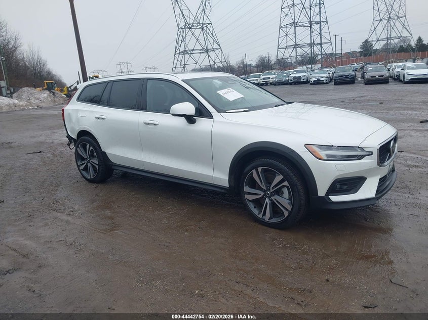 2025 Volvo V60 Cross Country Plus, B5 Awd Gas (Mild Hybrid)