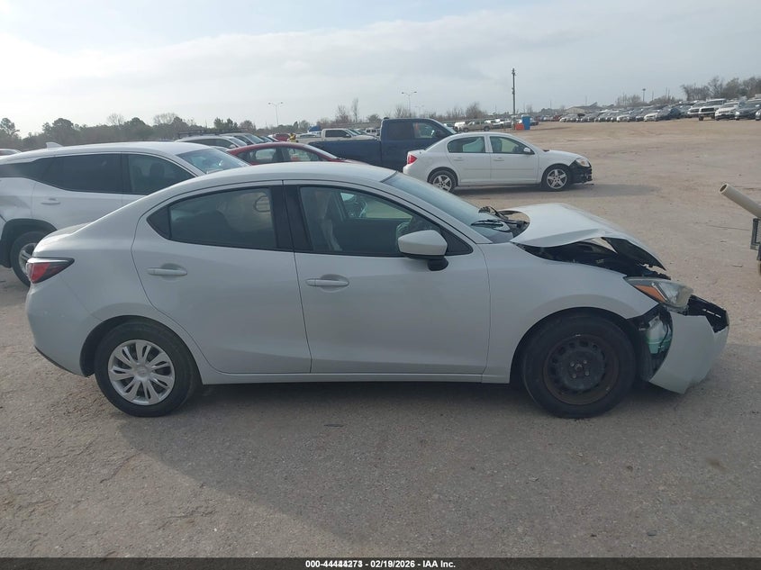 VIN 3MYDLBYV6KY500985 2019 TOYOTA YARIS L