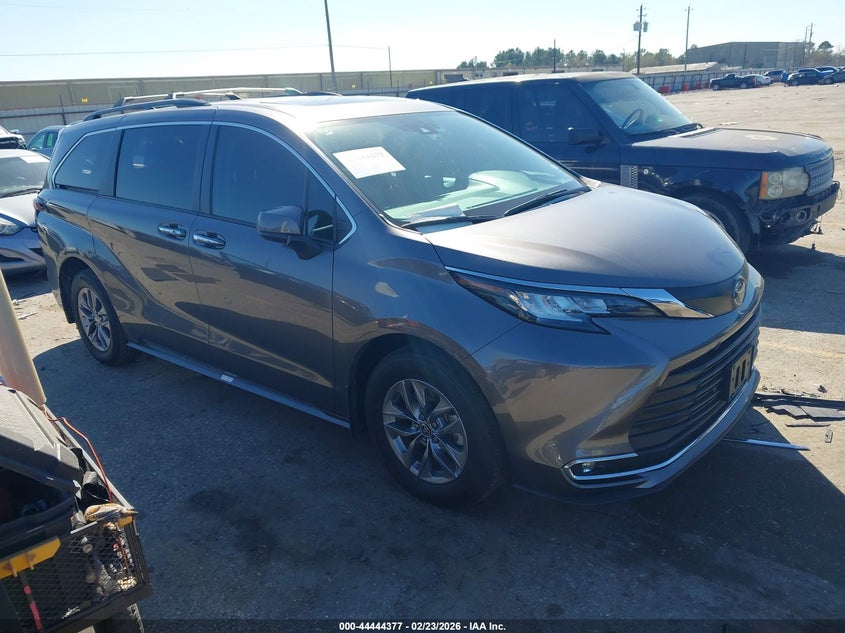 2023 Toyota Sienna Xle