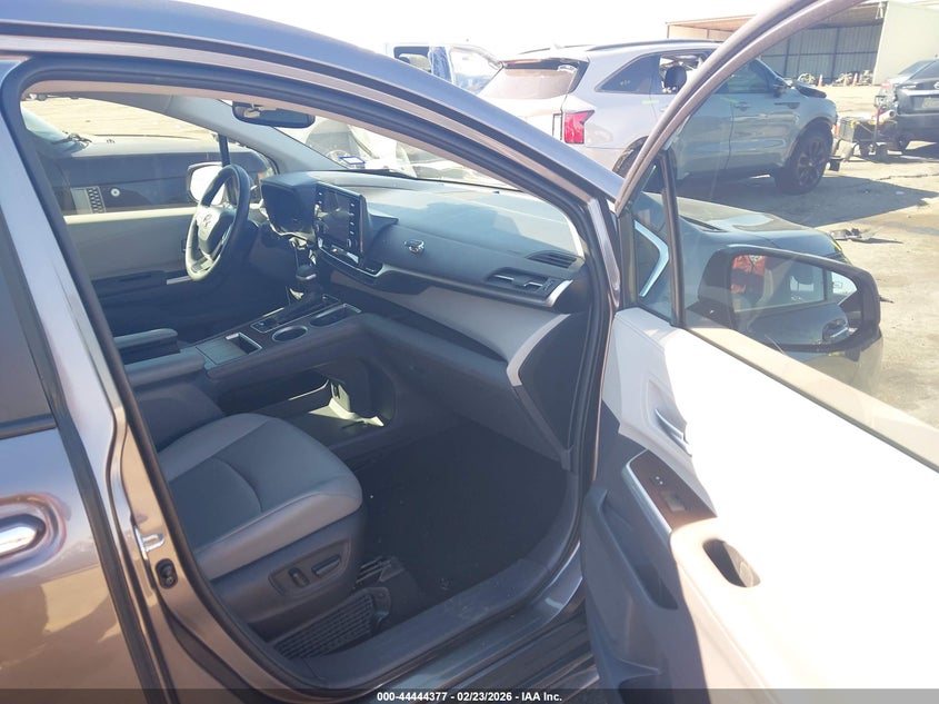 2023 Toyota Sienna Xle