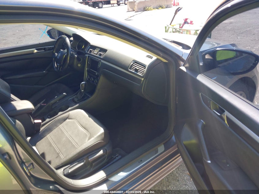 2018 Volkswagen Passat 2.0T R-Line/2.0T S