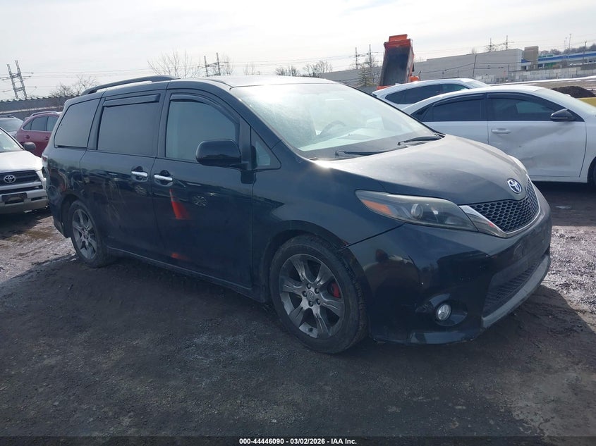 2015 Toyota Sienna Se 8 Passenger