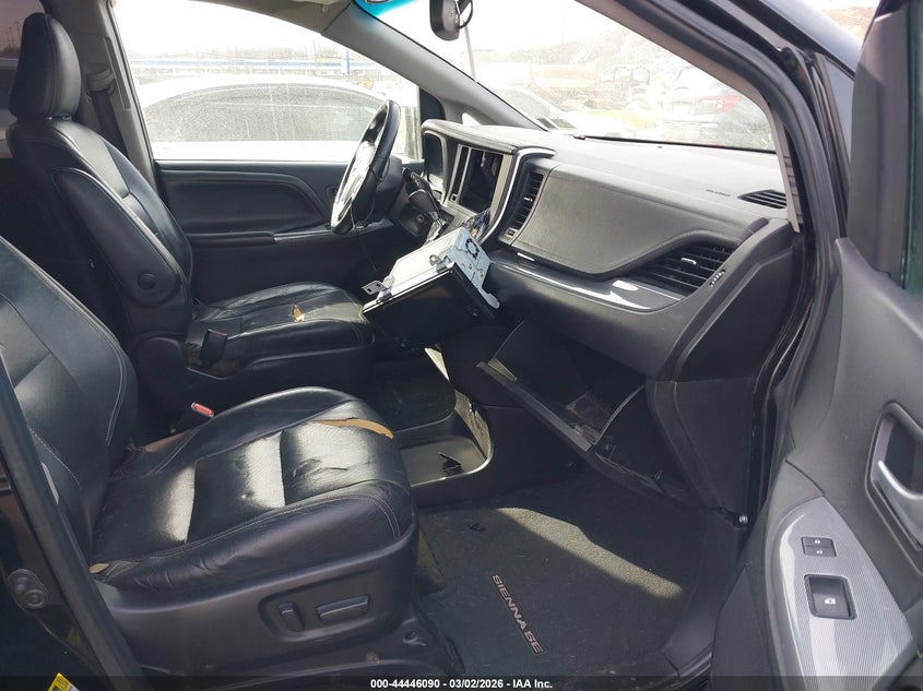 2015 Toyota Sienna Se 8 Passenger