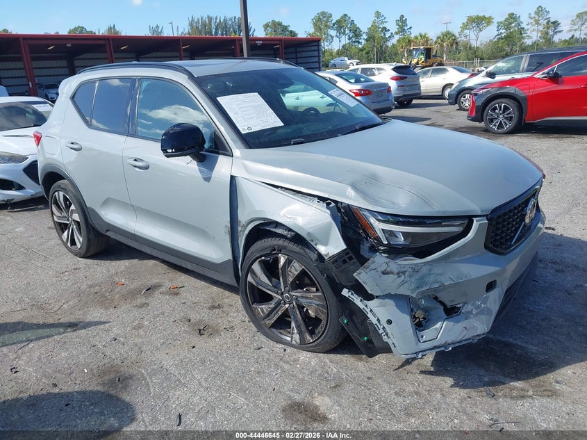 2024 Volvo Xc40 B5 Plus Dark Theme