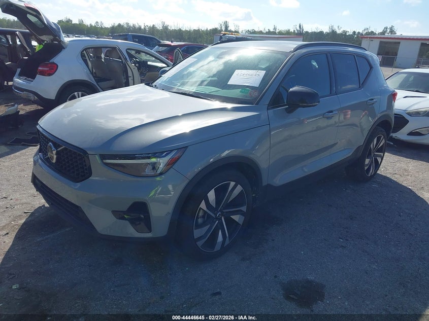 2024 Volvo Xc40 B5 Plus Dark Theme