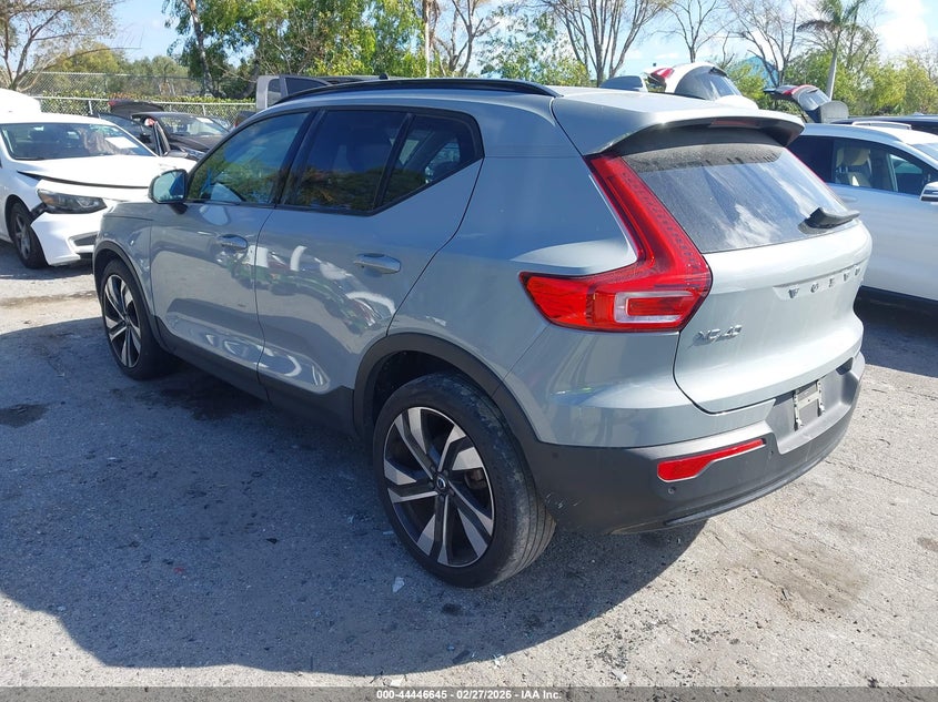 2024 Volvo Xc40 B5 Plus Dark Theme