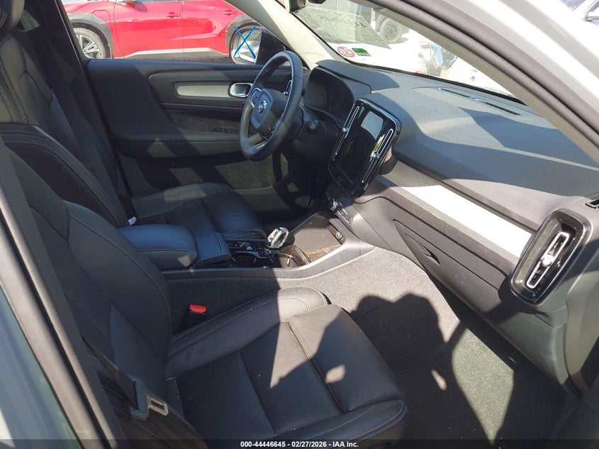 2024 Volvo Xc40 B5 Plus Dark Theme