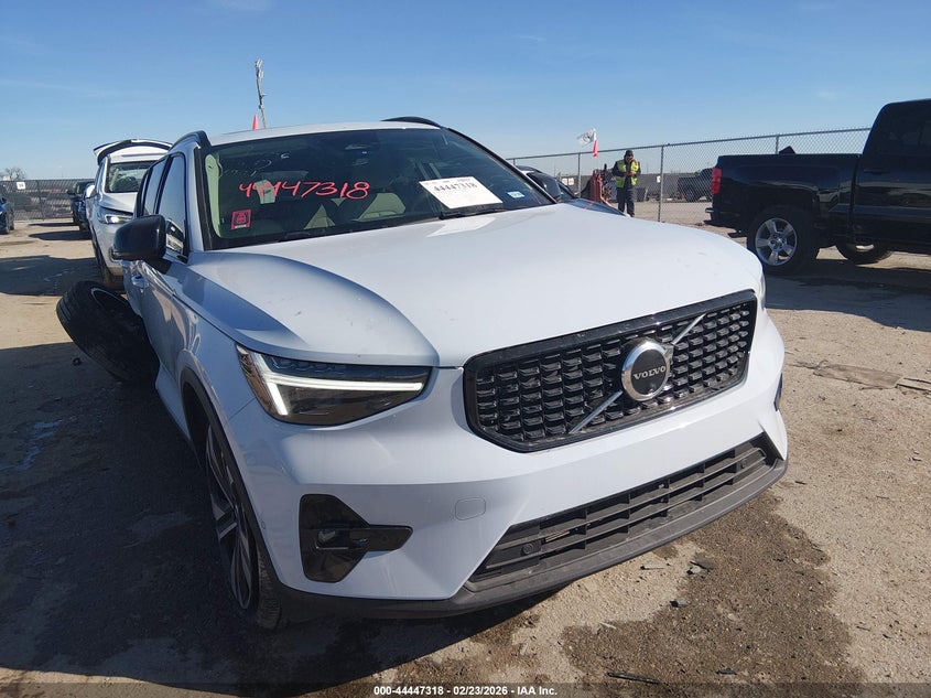2025 VOLVO XC40 B5 PLUS DARK THEME