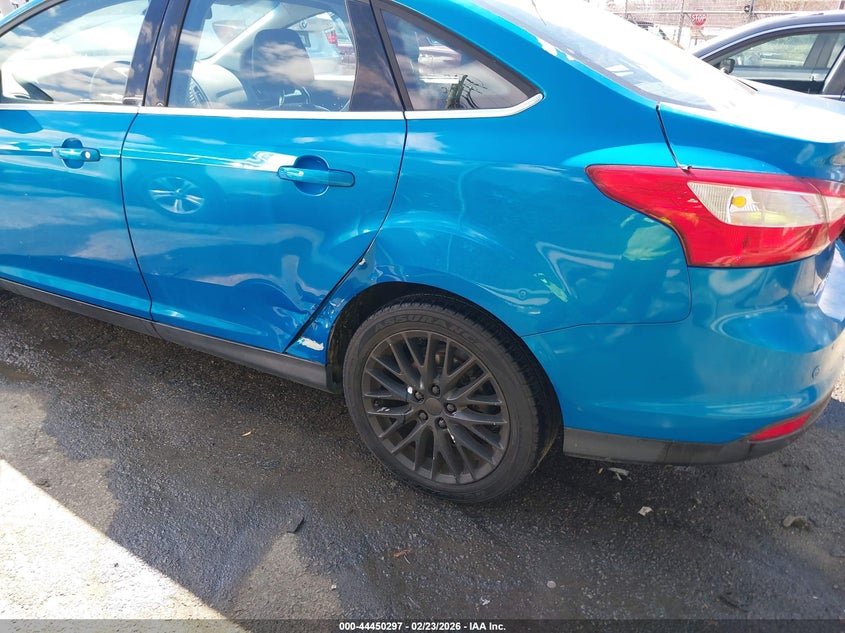 1FAHP3H28CL101558 2012 Ford Focus 2.0 Sel blue