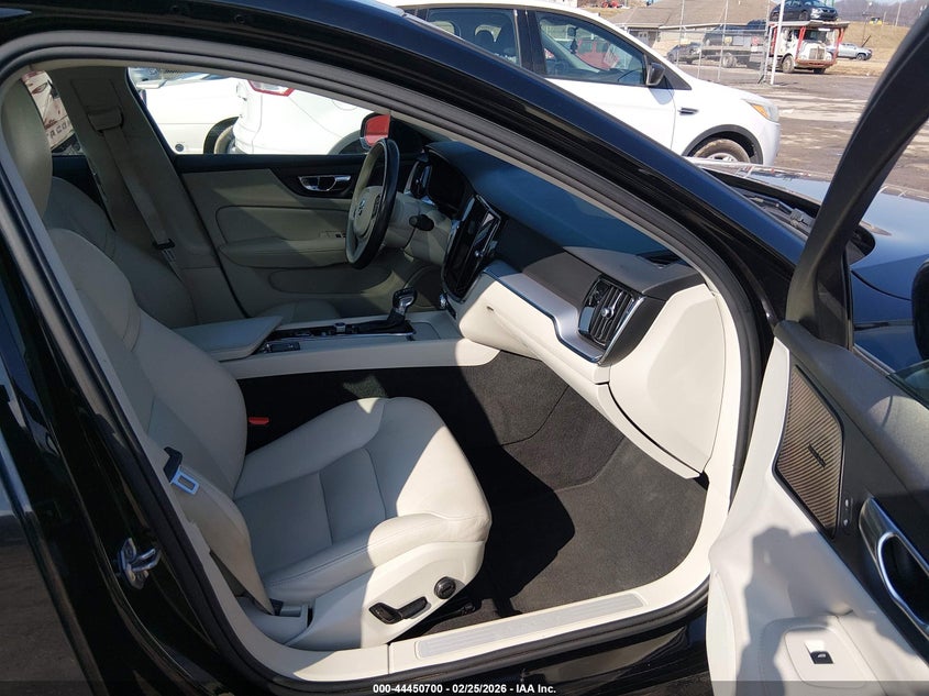 2020 Volvo S60 T6 Momentum