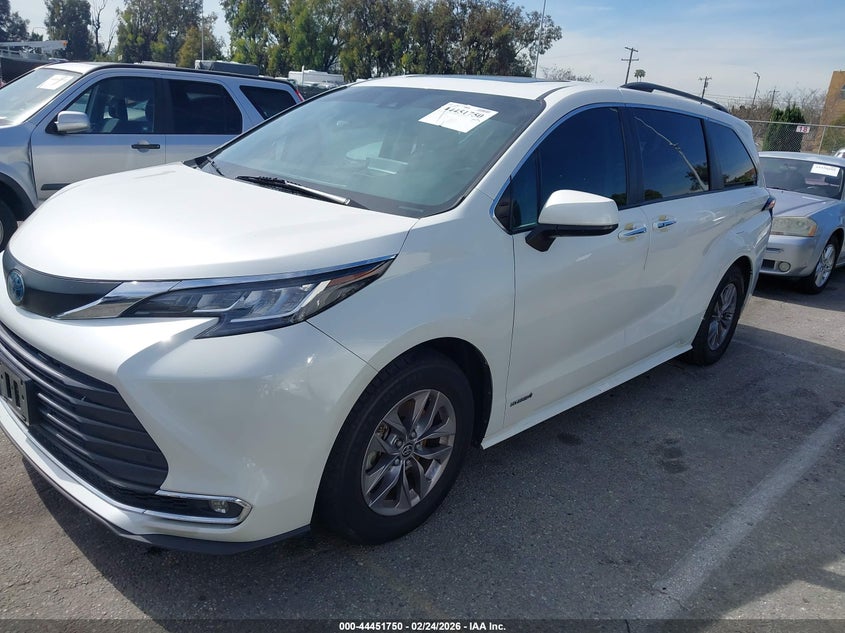 VIN 5TDJRKEC1MS037764 2021 TOYOTA SIENNA XLE