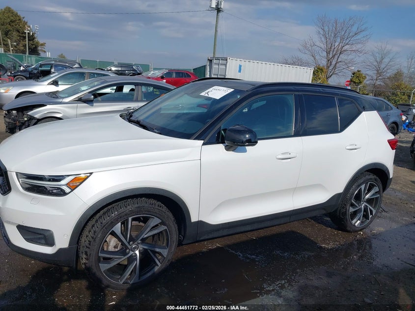 2021 Volvo Xc40 T5 R-Design VIN: YV4162UM6M2539824 Lot: 44451772