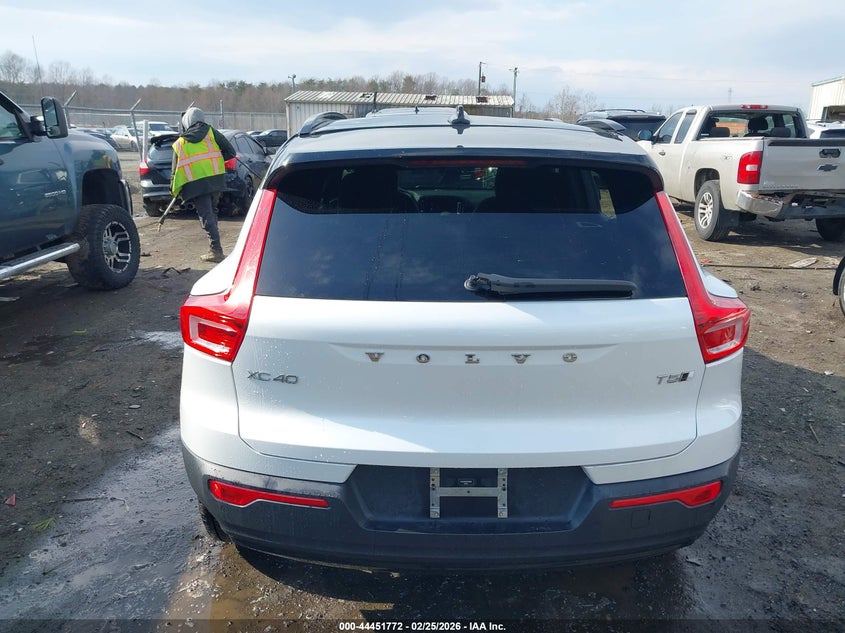 2021 Volvo Xc40 T5 R-Design VIN: YV4162UM6M2539824 Lot: 44451772