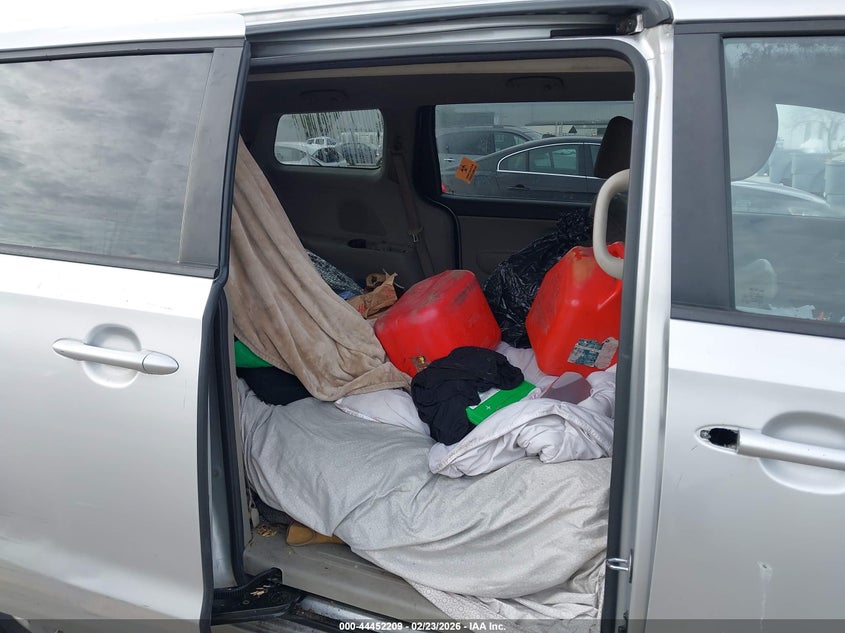 2015 KIA SEDONA auction photo 8