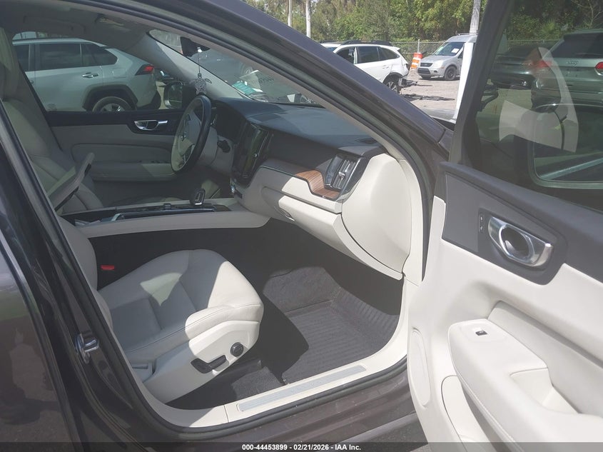 2022 Volvo Xc60 B5 Momentum