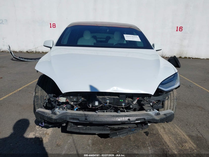 2022 Tesla Model X Dual Motor All-Wheel Drive VIN: 7SAXCBE50NF362668 Lot: 44454161