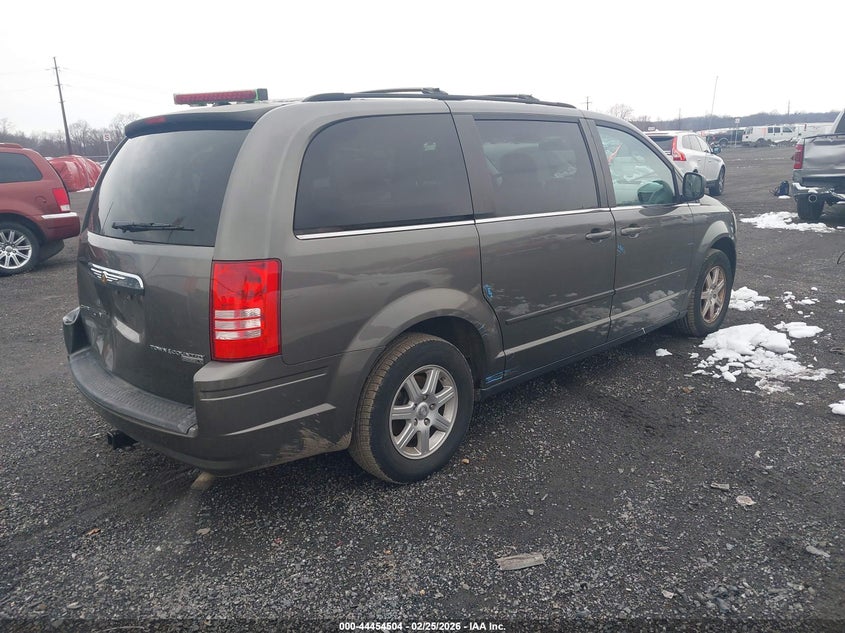2010 CHRYSLER TOWN & COUNTRY auction photo 4