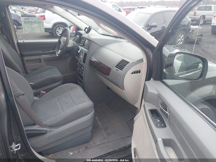 2010 CHRYSLER TOWN & COUNTRY auction photo 5