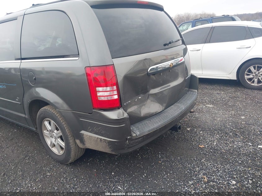 2010 CHRYSLER TOWN & COUNTRY auction photo 6