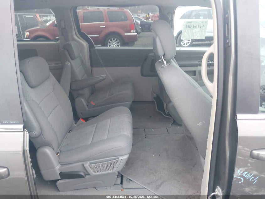 2010 CHRYSLER TOWN & COUNTRY auction photo 8