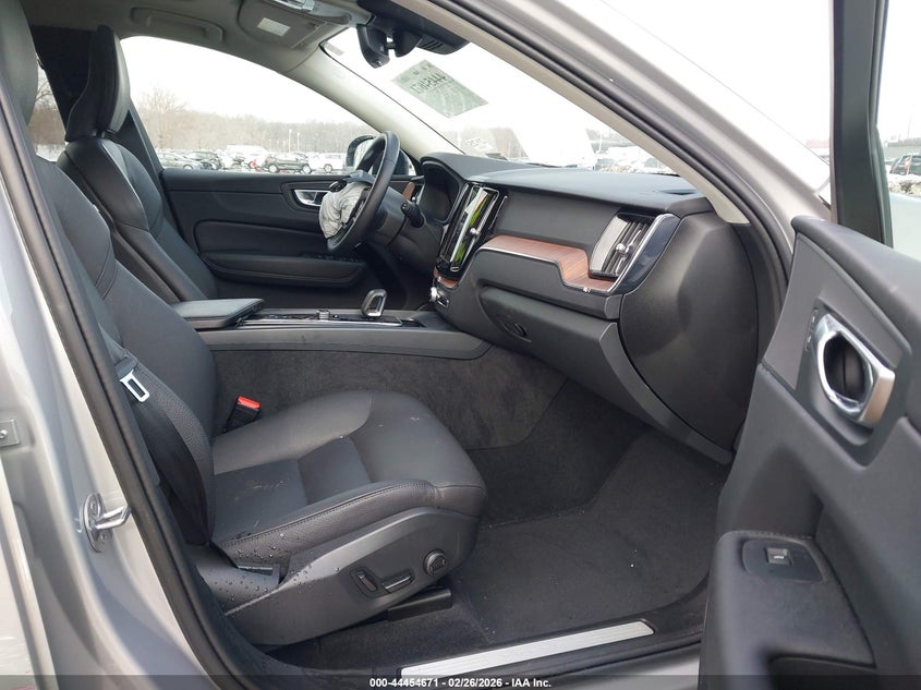 2024 Volvo Xc60 B5 Plus Dark Theme