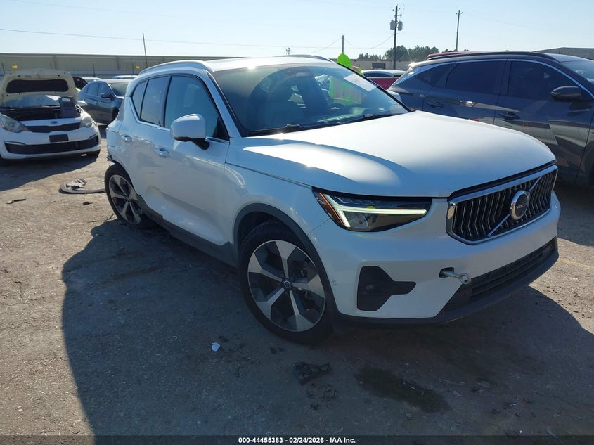 2023 Volvo Xc40 B5 Plus Bright Theme