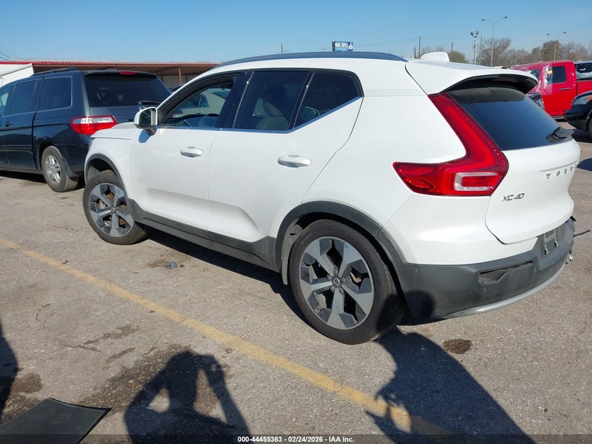 2023 Volvo Xc40 B5 Plus Bright Theme