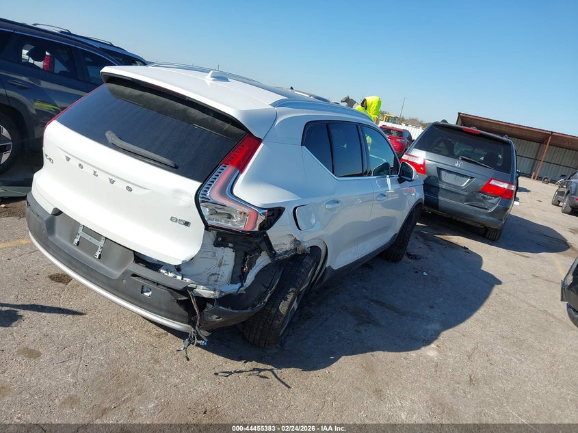 2023 Volvo Xc40 B5 Plus Bright Theme