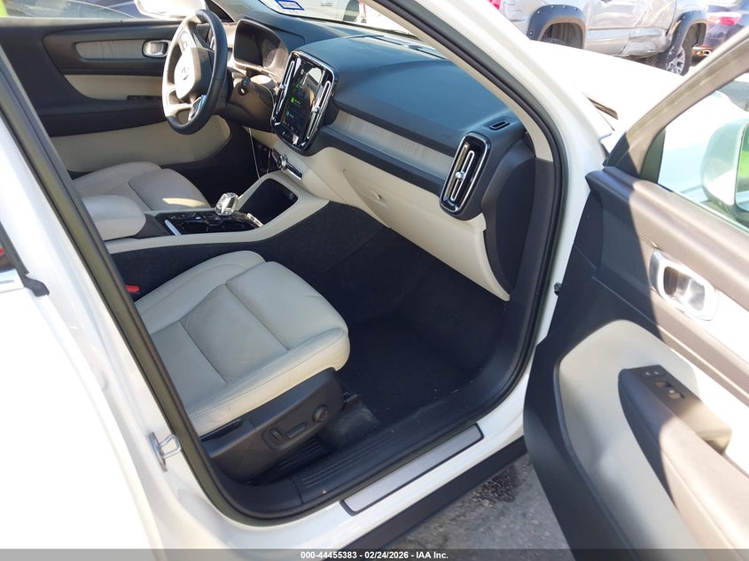 2023 Volvo Xc40 B5 Plus Bright Theme