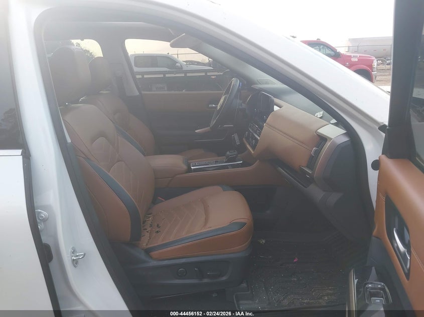 2024 Nissan Pathfinder Platinum Fwd