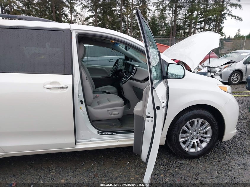 2017 Toyota Sienna Xle Premium 8 Passenger