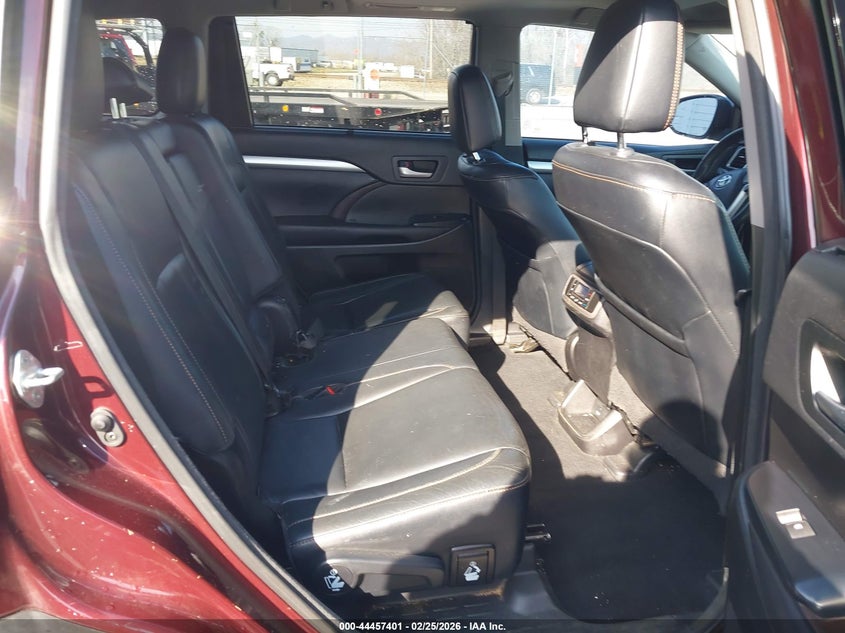 VIN 5TDJZRFH2JS908329 2018 TOYOTA HIGHLANDER XLE